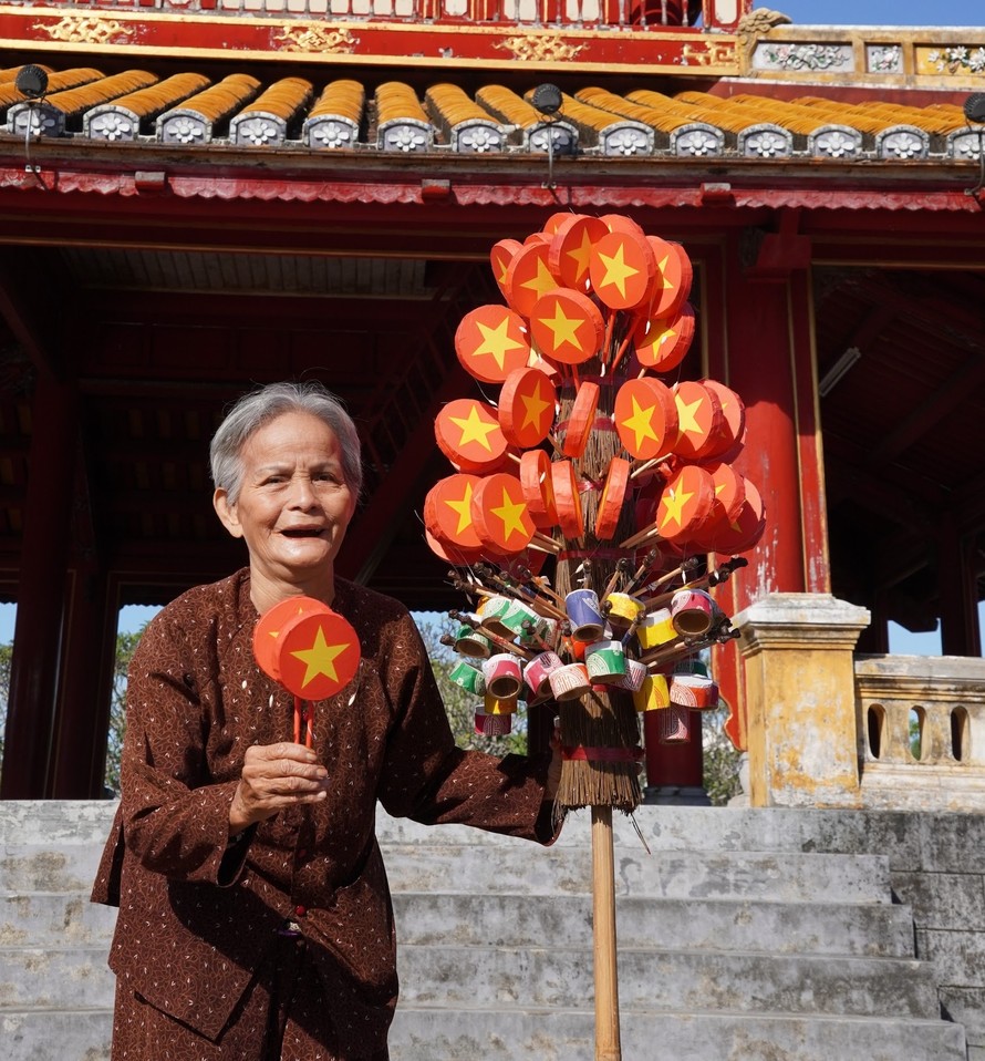 Mẫu trống lùng tùng in hình quốc kỳ Việt Nam dịp kỷ niệm Quốc khánh 2/9 của mệ Hường. Ảnh: Journeys in Hue.