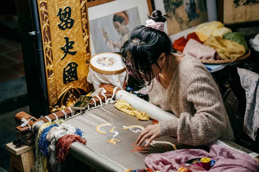 Nghệ sĩ thêu Phạm Ngọc Trâm chọn theo đuổi con đường kết nối giữa truyền thống và đương đại.