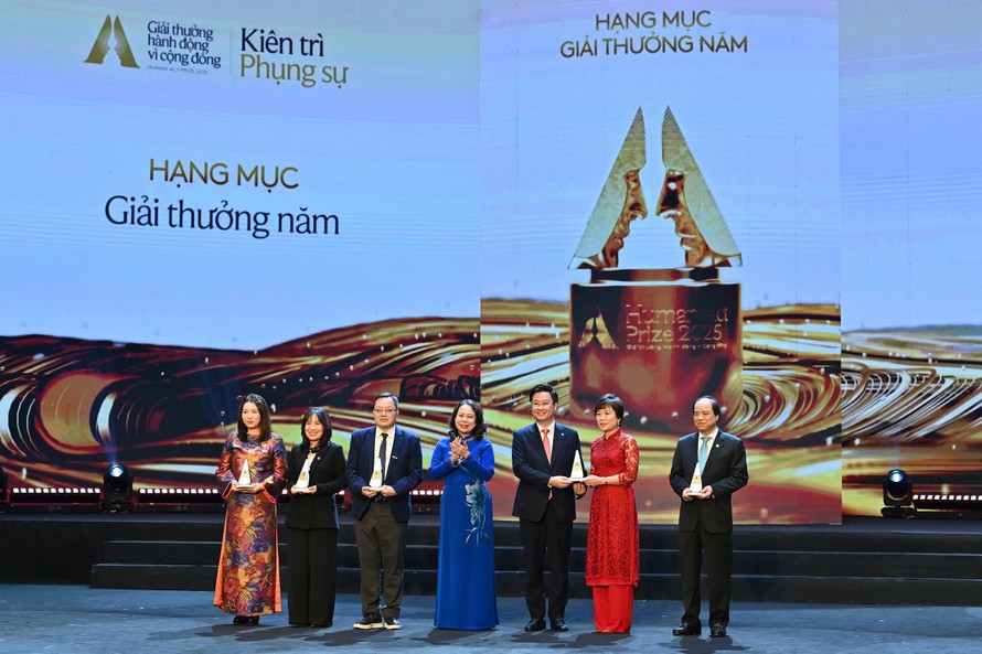 Phó Chủ tịch nước Võ Thị Ánh Xuân trao Giải thưởng năm - Giải thưởng Hành động vì cộng đồng năm 2025 các dự án, ý tưởng xuất sắc. Ảnh: BTC.