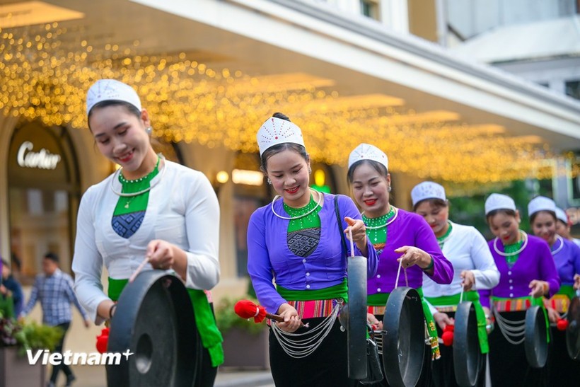 Hàng trăm đồng bào dân tộc Mường diễu hành trình diễn Chiêng Mường xung quanh khu vực Hồ Hoàn Kiếm (Hà Nội) hồi tháng 11 vừa qua. Ảnh: Minh Sơn/Vietnam+.