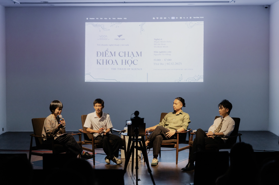 Từ phải qua: Nghệ sĩ Phạm Minh Hiếu, nghệ sĩ Vũ Bình Minh, nghệ sĩ Đỗ Hà Hoài, nhà nghiên cứu Nguyễn Tú Hằng. Ảnh: Duy Phạm.