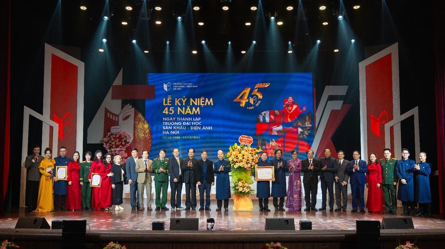 Các đại biểu, khách mời cùng lãnh đạo Nhà trường chụp ảnh lưu niệm tại buổi Lễ kỷ niệm 45 năm ngày thành lập Trường Đại học Sân khấu - Điện ảnh Hà Nội. Ảnh: Trường Đại học Sân khấu - Điện ảnh Hà Nội.