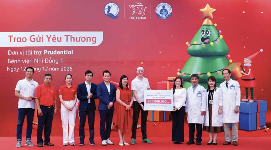 Prudential trao 2.600 phần quà Giáng Sinh cho bệnh nhi tại TP.HCM và Hà Nội