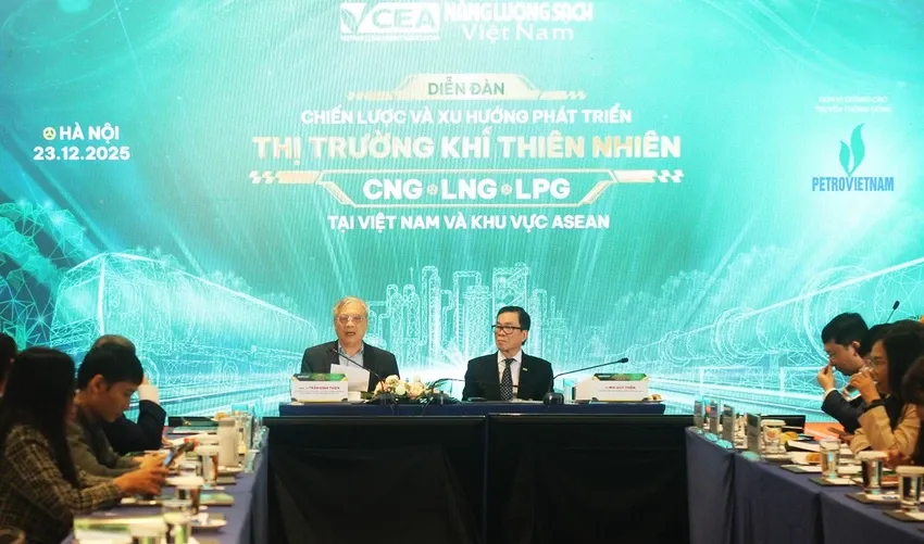 Quang cảnh diễn đàn.