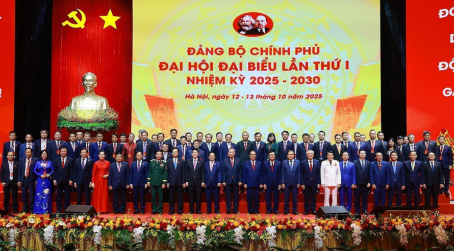 Đảng xác định tự chủ chiến lược trong thời kỳ mới. Trong ảnh: Tổng Bí thư Tô Lâm cùng các đồng chí lãnh đạo Đảng và Nhà nước với các đại biểu dự Đại hội đại biểu Đảng bộ Chính phủ lần thứ nhất.
