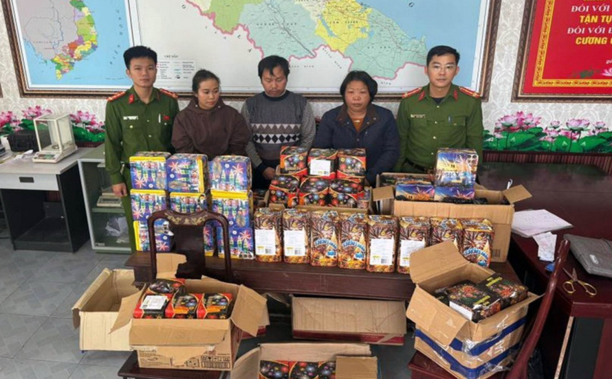 Một số đối tượng cùng tang vật trong một vụ án buôn bán pháo nổ