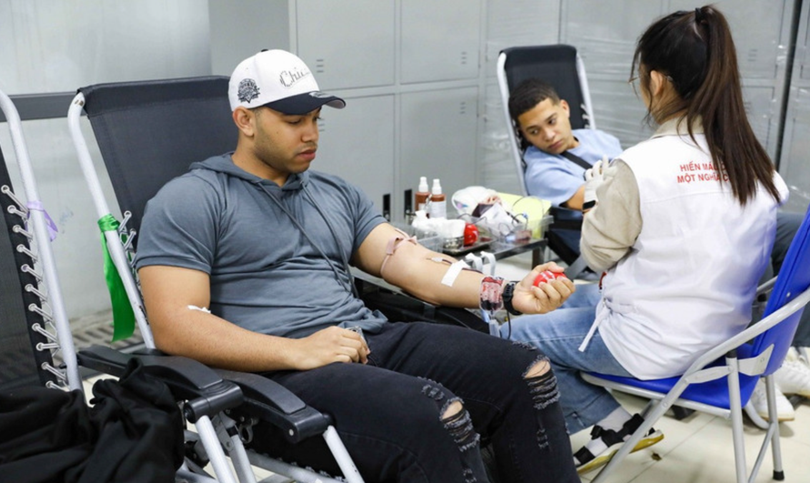 Công dân Cuba tham gia hiến máu tại Ngày hội.