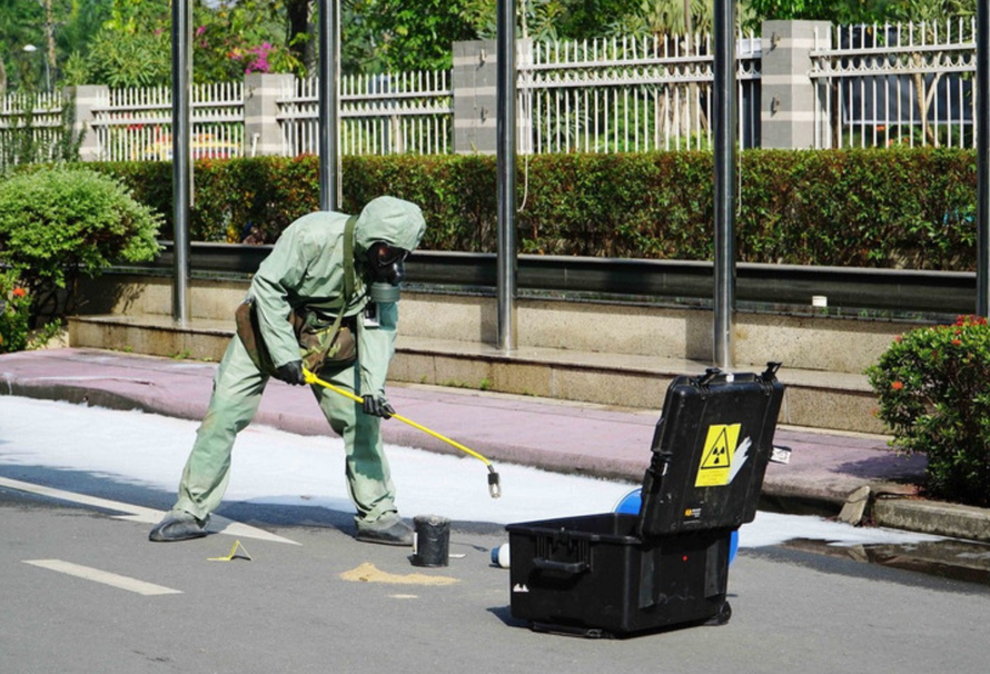 Lực lượng chức năng tiến hành thu hồi nguồn phóng xạ. 