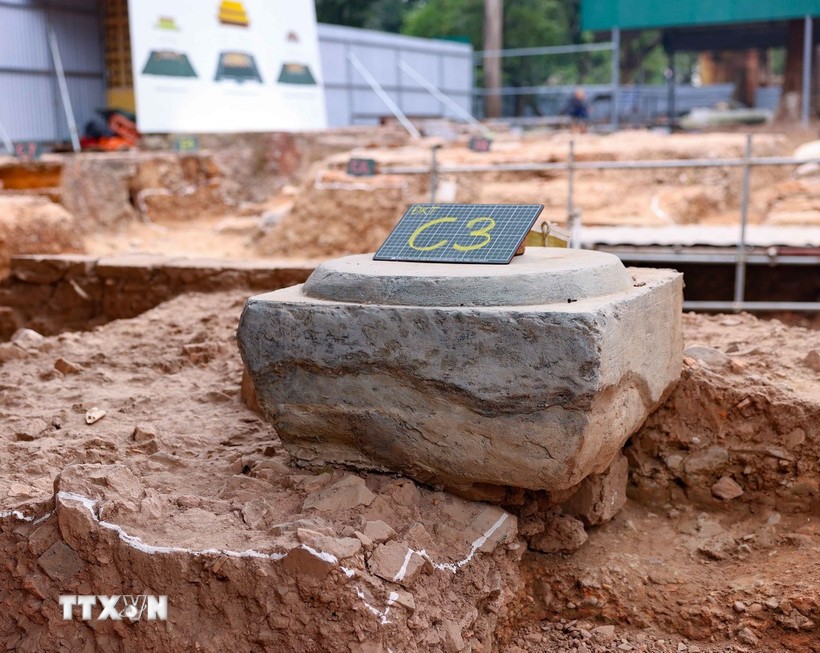 Cuộc khai quật là cơ sở khoa học có tính xác thực nhất góp phần quyết định phục vụ chiến lược phục dựng Chính điện Kính Thiên và không gian Chính điện Kính Thiên thời Lê. Cuộc khai quật cũng đáp ứng nghiêm túc các Khuyến nghị của UNESCO/ICOMOS, yêu cầu của Luật Di sản văn hóa, minh chứng rõ ràng hơn những thuộc tính cơ bản giá trị nổi bật toàn cầu của Di sản thế giới Khu Trung tâm Hoàng thành Thăng Long- Hà Nội. Ảnh: Thanh Tùng/ TTXVN.