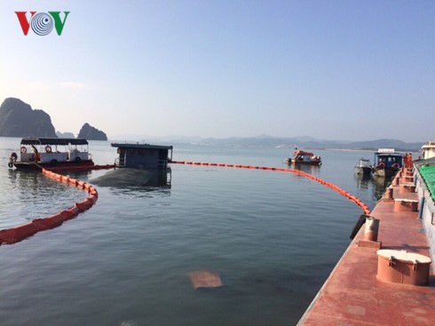 Hiện trường tàu chìm tại khu vực Cửa Hẹp, lực lượng chức năng đang quây phao ngăn sự cố tràn dầu.