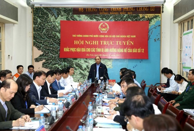 Thủ tướng Nguyễn Xuân Phúc yêu cầu hỗ trợ khẩn cấp cho người dân vùng lũ