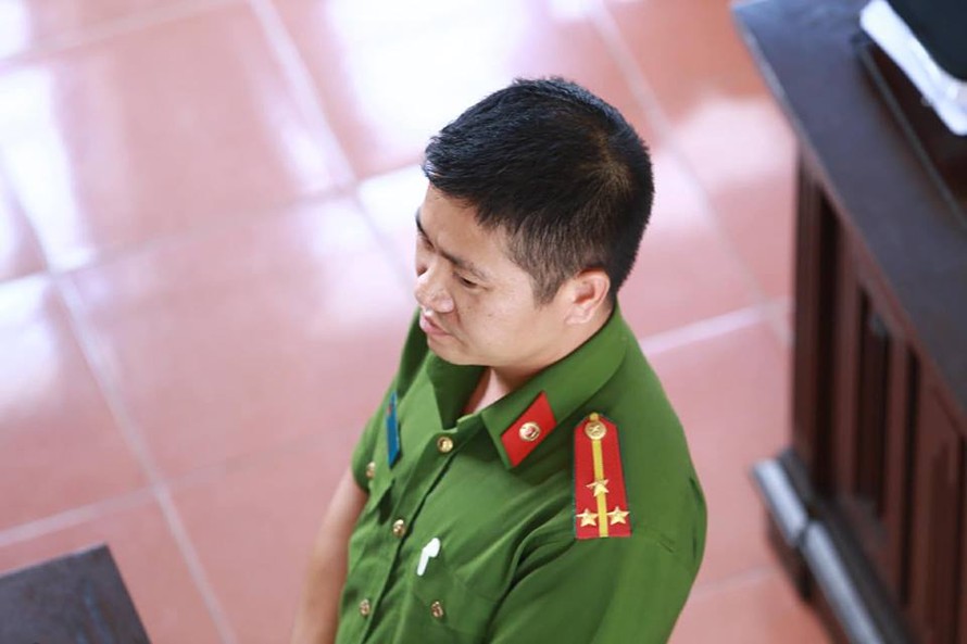 Điều tra viên Bùi Tuấn Nghĩa tại tòa