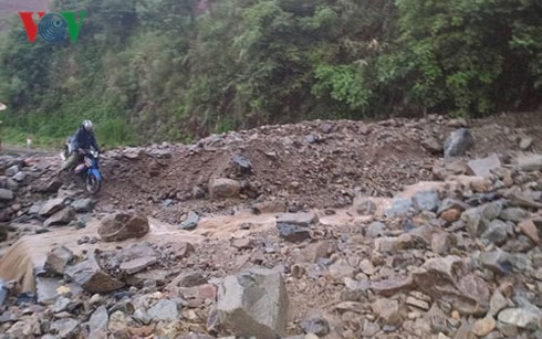 Sơn La: Mưa lớn gây sạt lở, tắc đường trên Quốc lộ 37