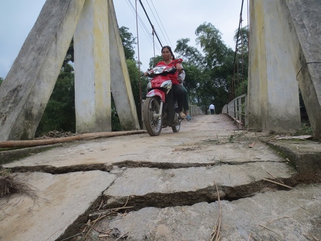 Nhiều vị trí ở cây cầu treo thôn Lèn bị nứt toác