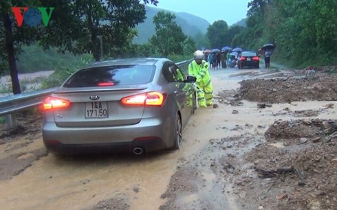 Lực lượng CSGT Công an huyện Đình Lập đã có mặt kịp thời để tổ chức phân luồng giao thông, hỗ trợ các phương tiện bị mắc kẹt.