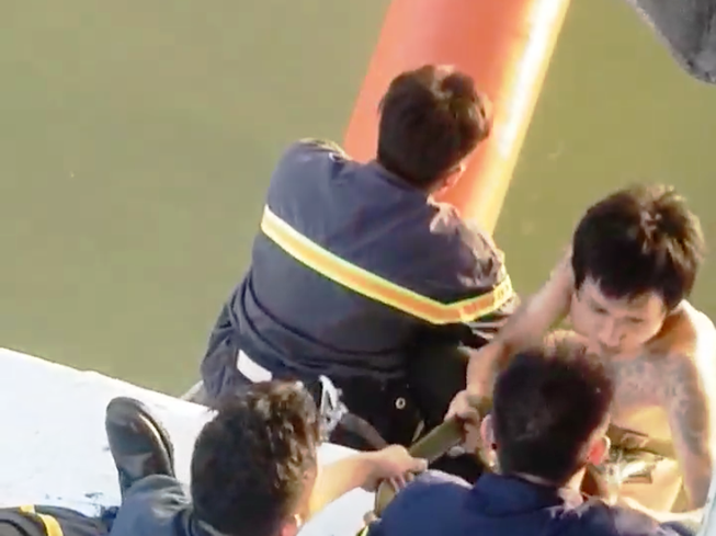 Cảnh sát đu dây cứu thanh niên ngáo đá ở cầu Thuận Phước