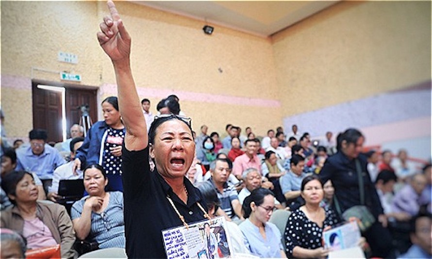 Người dân Thủ Thiêm trong buổi tiếp xúc cử tri của đoàn Đại biểu Quốc hội TP HCM hôm 20/10