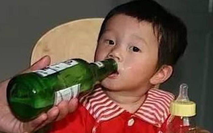  Đừng giết chết con vì hành động 'nhấp một ngụm rượu cho biết mùi vị'