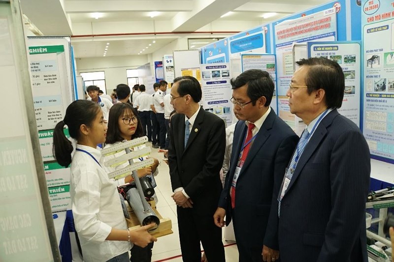 Thứ trưởng Bộ GD&ĐT Nguyễn Văn Phúc cùng Phó Chủ tịch và Giám đốc Sở GD&ĐT TP.HCM đi tham quan các gian hàng.