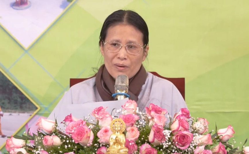 Bà Phạm Thị Yến trong một buổi giảng đạo tại chùa Ba Vàng.