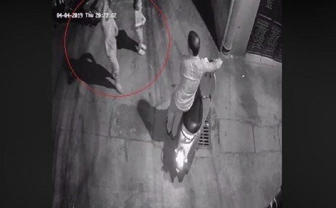 Nghi can có hành vi dâm ô hai bé gái trong ngõ tối là một người đàn ông 41 tuổi, hiện đang sinh sống trên địa bàn quận Thanh Xuà Nội)ân (H