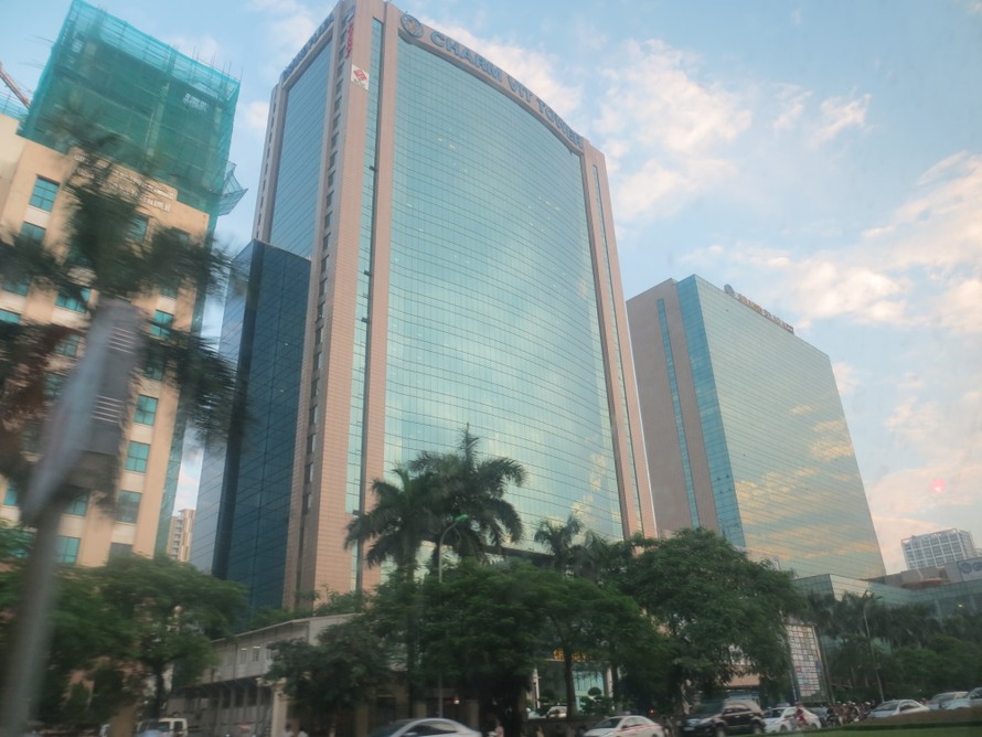 Doanh nghiệp Việt kêu cứu sau khi lao đao vì bị chủ toà nhà Charmvit Tower cắt điện dẫn đến sập hai sàn chứng khoán 