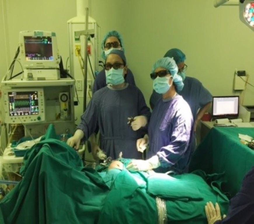 Các bác sĩ tiến hành phẫu thuật cho bệnh nhân