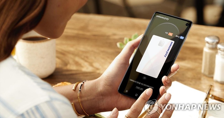 Thẻ tín dụng tích hợp trên ứng dụng trong điện thoại Samsung. Ảnh: Yonhap