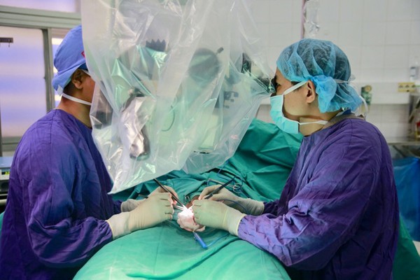 Ekip bác sĩ nối lại "cậu nhỏ" cho bệnh nhân 
