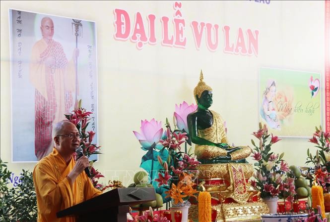 Thượng tọa Thích Minh Quang phát biểu tại buổi lễ. 