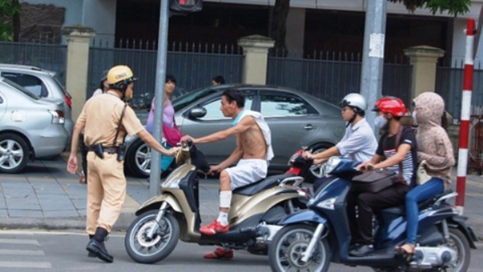 Vi phạm của những thanh - thiếu niên, người tham giai giao thông cố tình không đội mũ bảo hiểm, vượt đèn đỏ... là những chuyên đề trọng tâm được CSGT triển khai trong thời gian tới