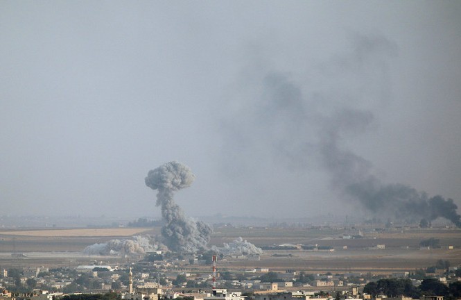 Thị trấn biên giới Syria chìm trong khói lửa vì trúng hỏa lực của Thổ Nhĩ Kỳ. Ảnh: Reuters