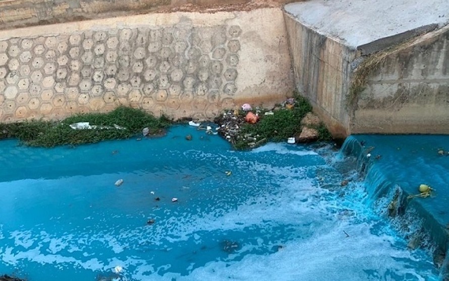 Nước suối biến thành màu xanh dương bất thường đoạn đổ ra sông Đồng Nai