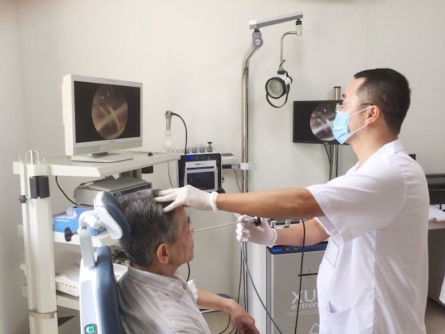 Bác sĩ thăm khám cho bệnh nhân tại BV Hữu Nghị. (Ảnh SK&ĐS)