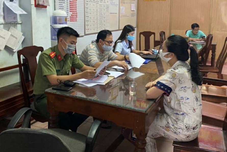 Cơ quan chức năng làm việc với cô gái.