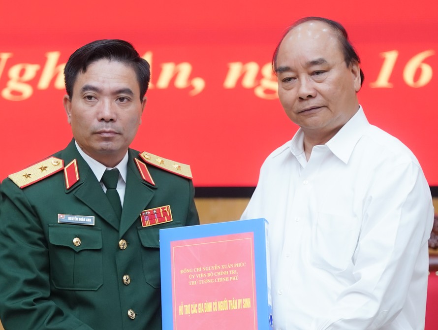 Thủ tướng trao hỗ trợ cho các gia đình có người thân hy sinh.