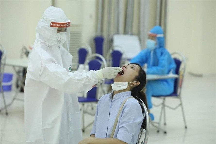 Lấy mẫu xét nghiệm COVID-19.