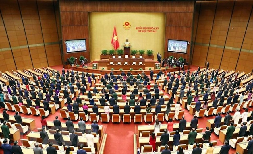 Các đại biểu Quốc hội thực hiện nghi lễ chào cờ tại phiên bế mạc. 