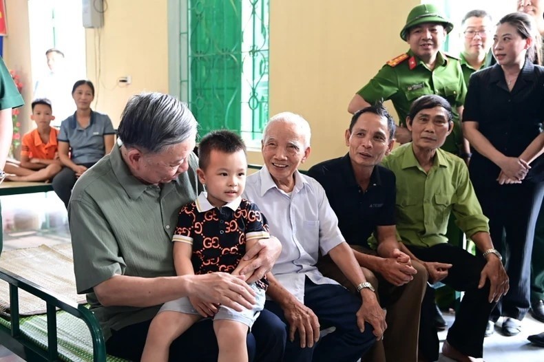 Tổng Bí thư Tô Lâm với đồng bào. Ảnh Internet
