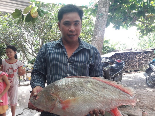 Anh Công vui mừng đánh bắt được cá sủ vàng "khủng". Ảnh: Minh Anh.