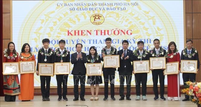 Lãnh đạo Sở Giáo dục và Đào tạo Hà Nội trao tặng Bằng khen của Chủ tịch UBND thành phố cho cán bộ, giáo viên. 