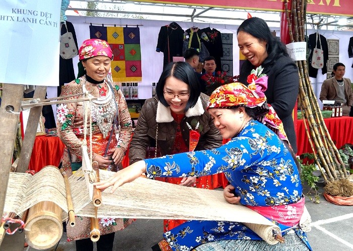 Lấy văn hóa là trọng tâm để phát triển du lịch, xóa đói giảm nghèo