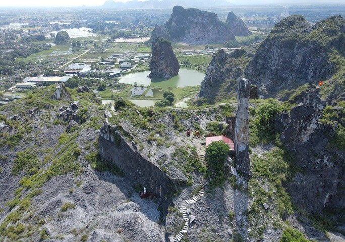Thắng cảnh Hòn Vọng Phu thuộc Cụm di tích nghệ thuật và danh thắng Quốc gia núi An Hoạch (thuộc phường An Hưng, thành phố Thanh Hóa). 
