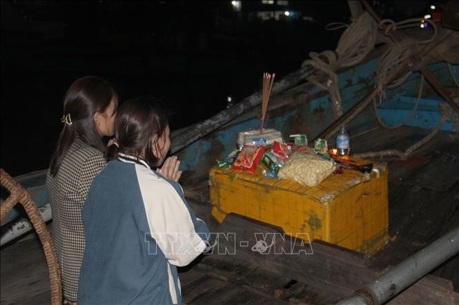 Các thành viên là người thân, họ hàng hoặc ngư dân cùng chung sở hữu chiếc thuyền thực hiện nghi thức cúng thuyền.