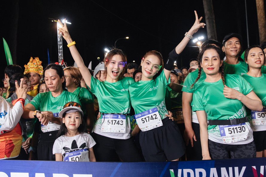 Những bóng hồng trên cung đường của VPBank VnExpress Marathon Ho Chi Minh City Midnight