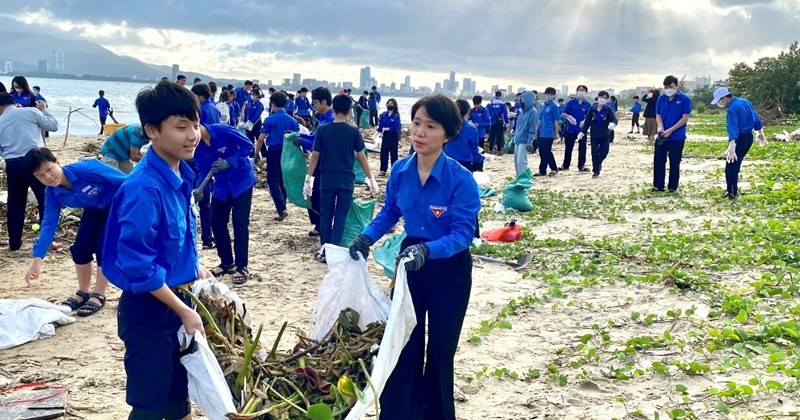 Thanh niên chung tay hành động chống rác thải nhựa
