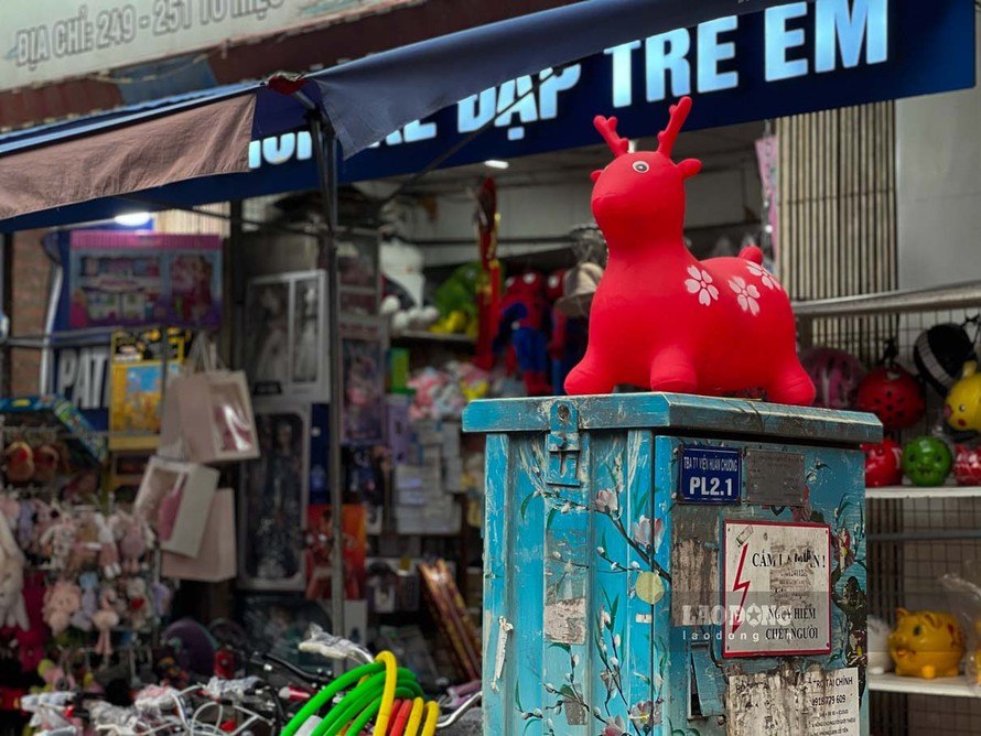 Công an quận Hoàn Kiếm xử lý nhiều trường hợp lấn chiếm kinh doanh cạnh bốt điện