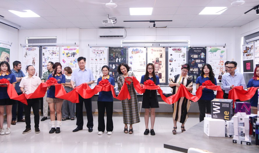 Sinh viên Trường Khoa học liên ngành và Nghệ thuật "khoe" tài sáng tạo trong triển lãm đầu tay