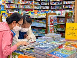 Người dân kỳ vọng khi giảm giá sách giáo khoa trước năm học mới