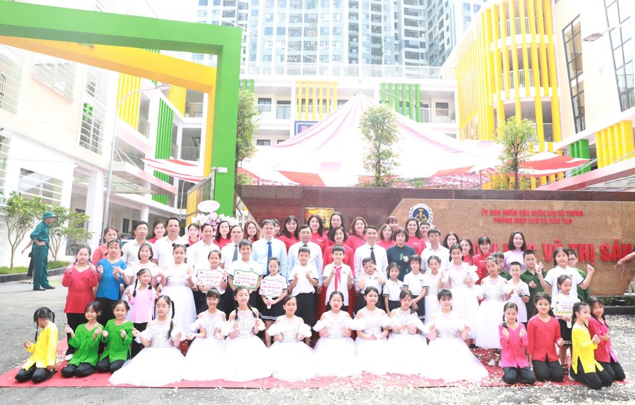 Gắn biển công trình Trường Tiểu học Võ Thị Sáu chào mừng 70 năm Giải phóng Thủ đô